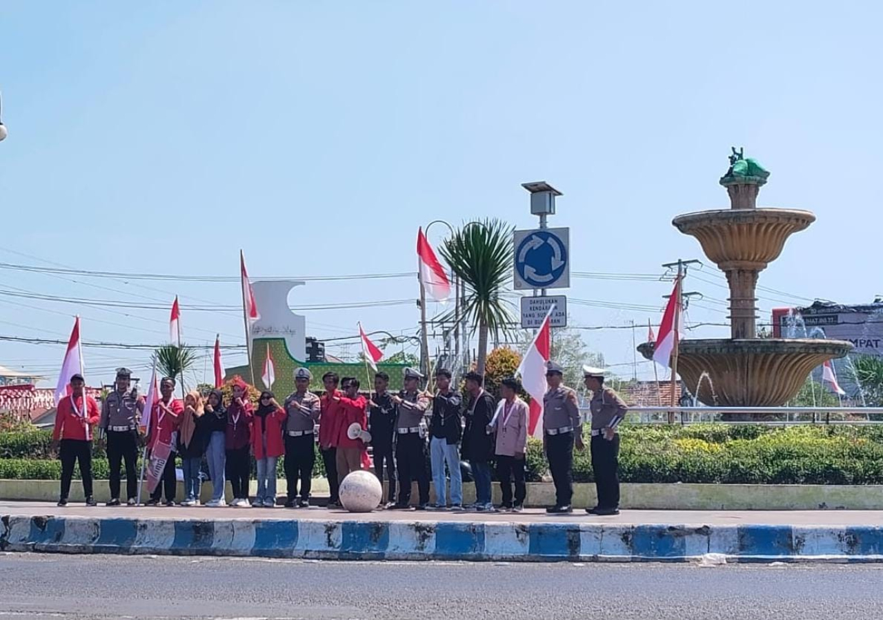 Kader GMNI Probolinggo saat menggelar upacara dan orasi HUT RI ke-80 Minggu, 17 Agustus 2025