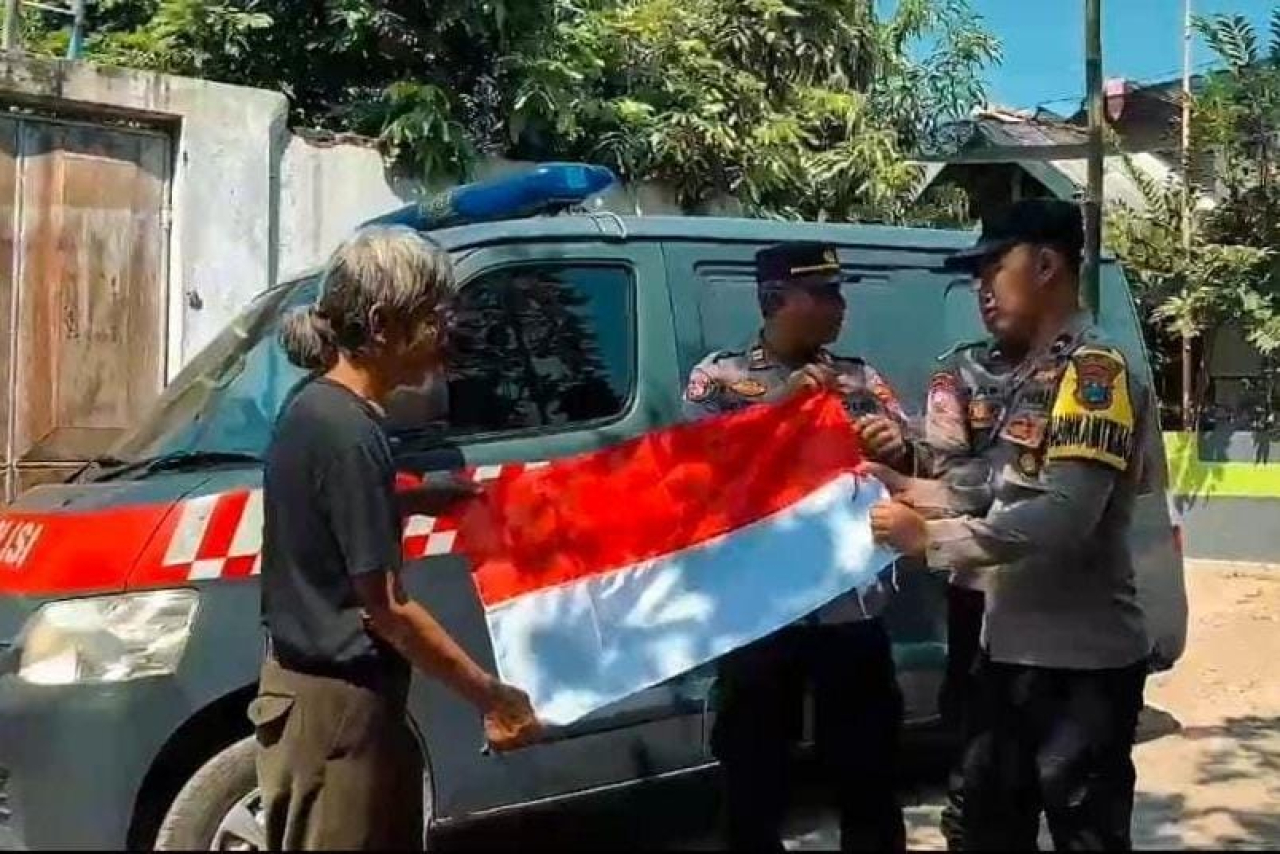 Ribuan Bendera Merah Putih Dibagikan oleh Polres Probolinggo untuk Warga, Bangkitkan Semangat Kemerdekaan RI ke - 80