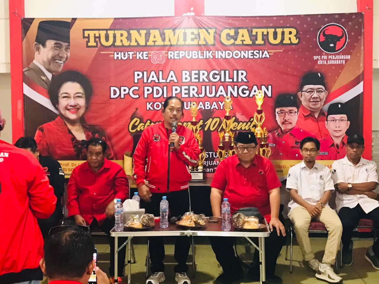 PLT Ketua DPC PDIP Kota Surabaya, Yordan M Batara Goa dab Budi Leksono saat menggelar lomba catur