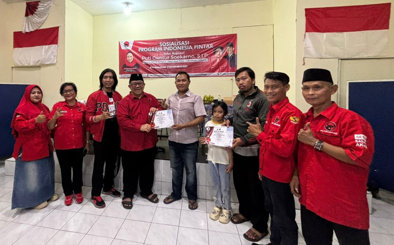 Plt Ketua DPC PDIP Surabaya Yordan M Bataragoa menyerahkan sertifikat PIP ke warga di Kalimas Hilir.