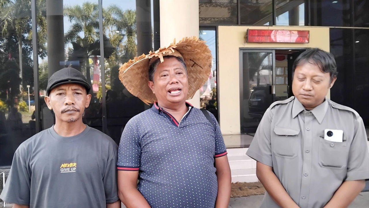 Para petani di Jember saat mendatangi Kator Dewan Perwakilan Daerah (DPRD) setempat, Rabu (20/8/2025)