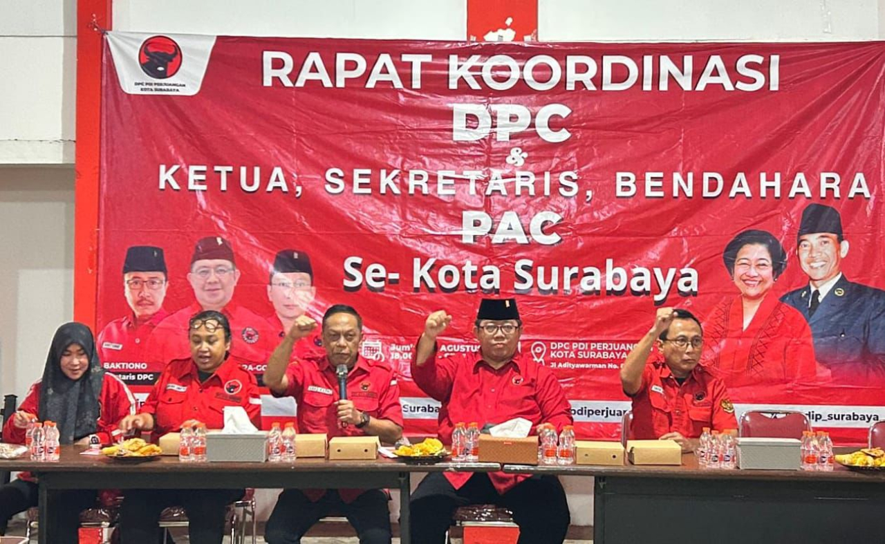 Plt Ketua DPC PDIP Surabaya Yordan M Bataragoa memimpin konsolidasi internal