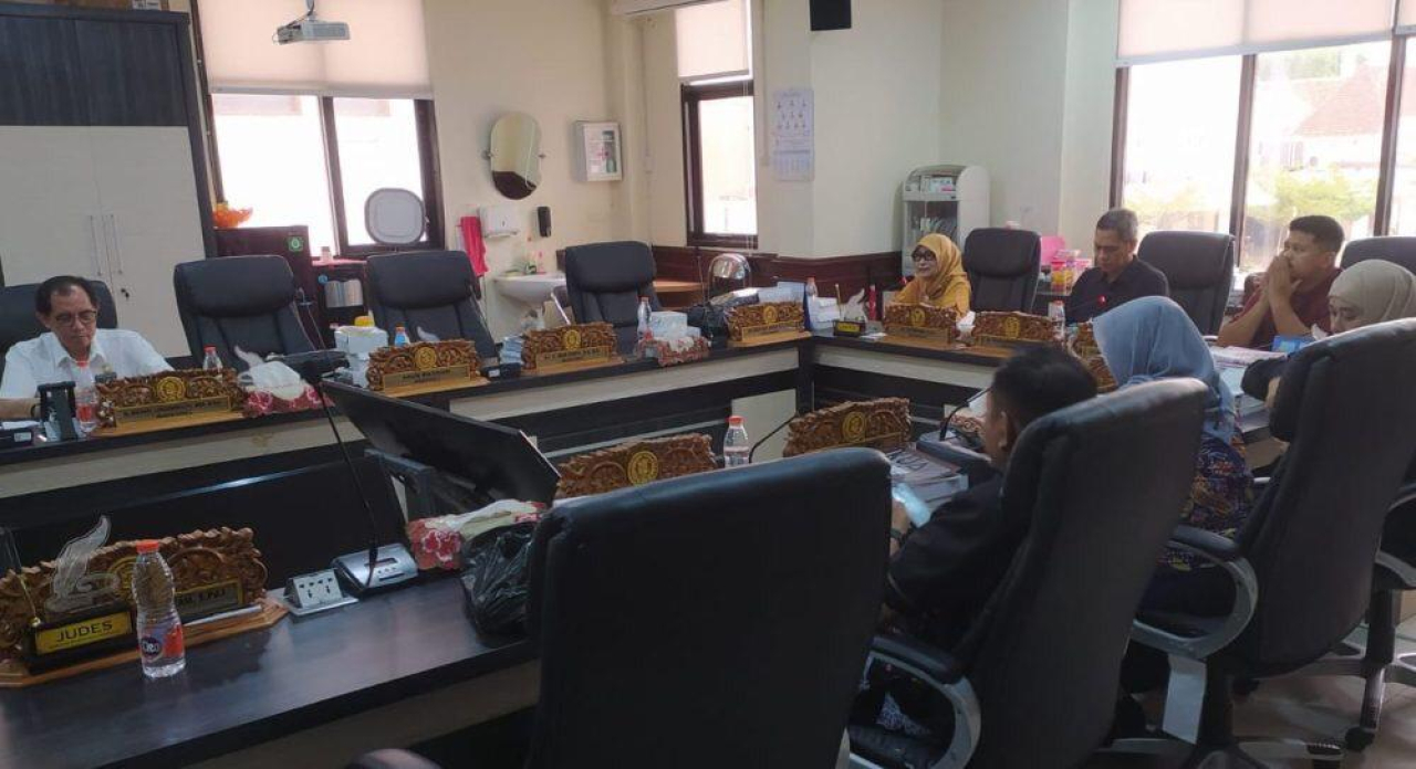 Rapat Komisi D yang dipimpin dr. Akmarawita Kadir,
