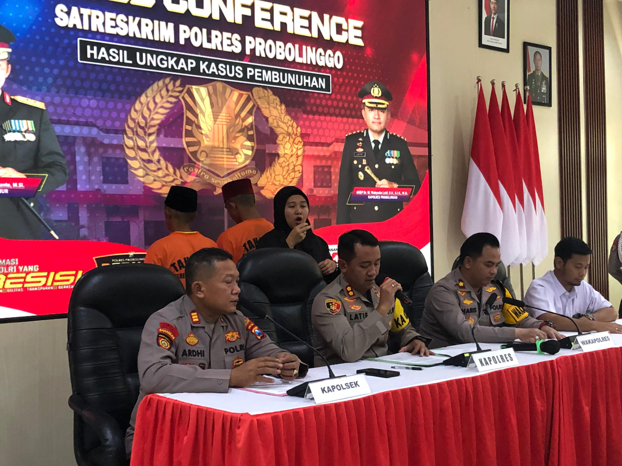 Polres Probolinggo saat ungkap kasus pembacokan di Kecamatan Sukapura yang melibatkan ayah dan anak
