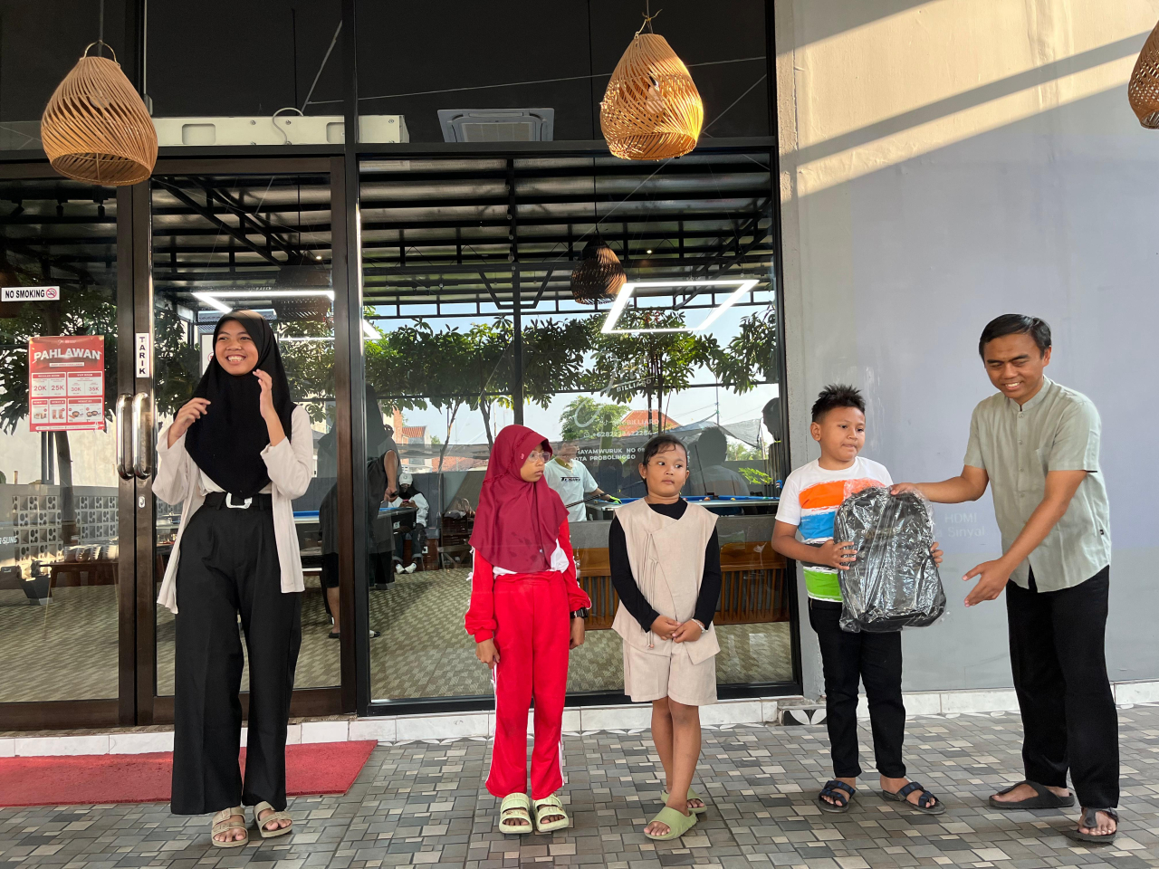Yayasan Baitul Mal (YBM) saat memberikan 500 paket pendidikan untuk anak-anak di Kota Probolinggo