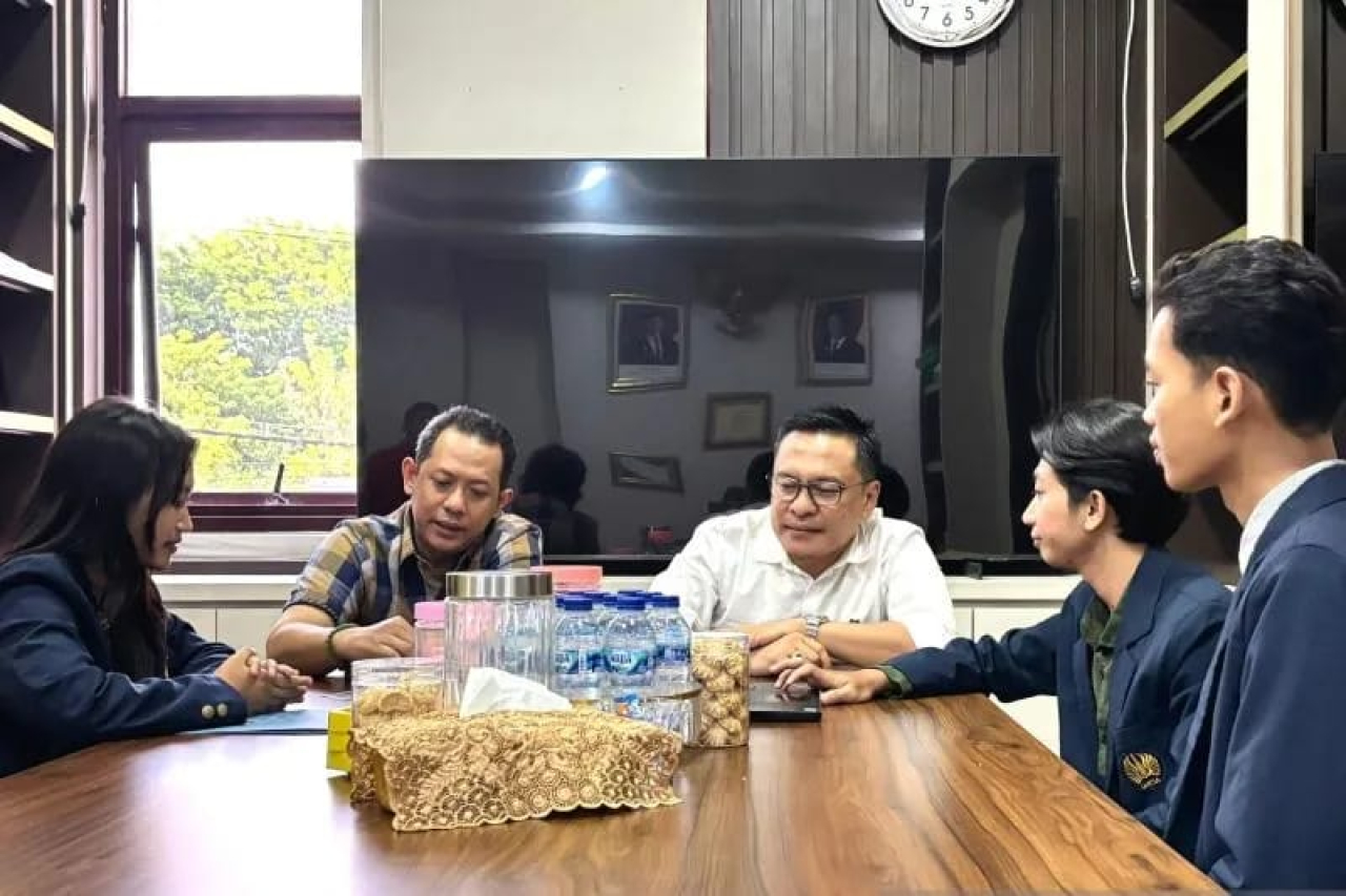 Wakil Ketua DPRD Kota Surabaya Arif Fathoni menerima kunjungan mahasiswa Universitas Negeri Surabaya (Unesa)