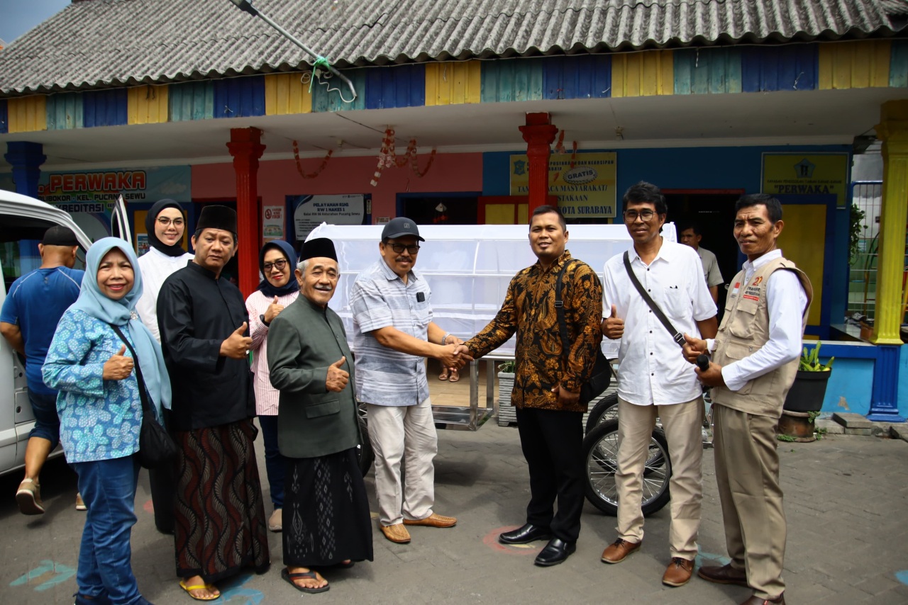 Partai Gerindara menyerahkan bantuan keranda mayat kepada warga RW 6 Kalibokor, Kelurahan Pucang Sewu, Kecamatan Gubeng, Surabaya