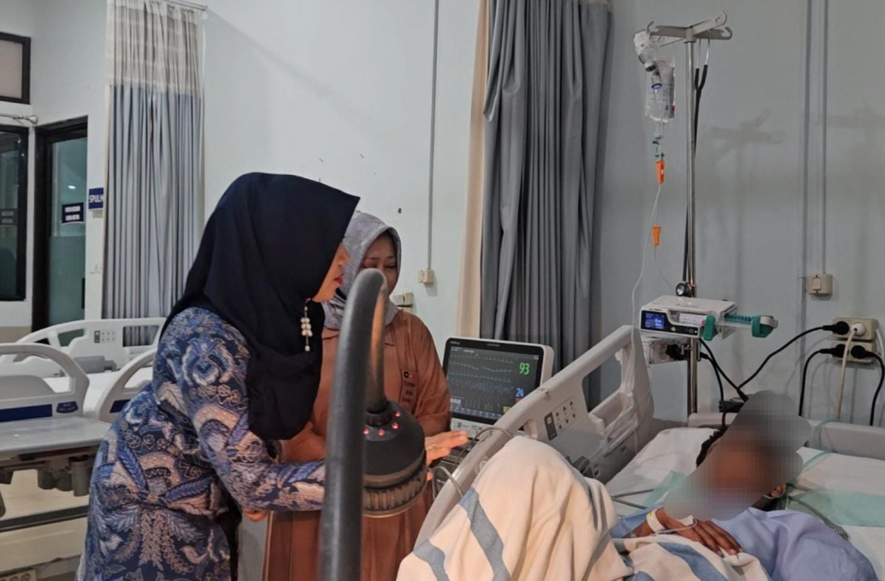 Lia Istifhama menjenguk santri korban reruntuhan bangunan ponpes Al Khoziny