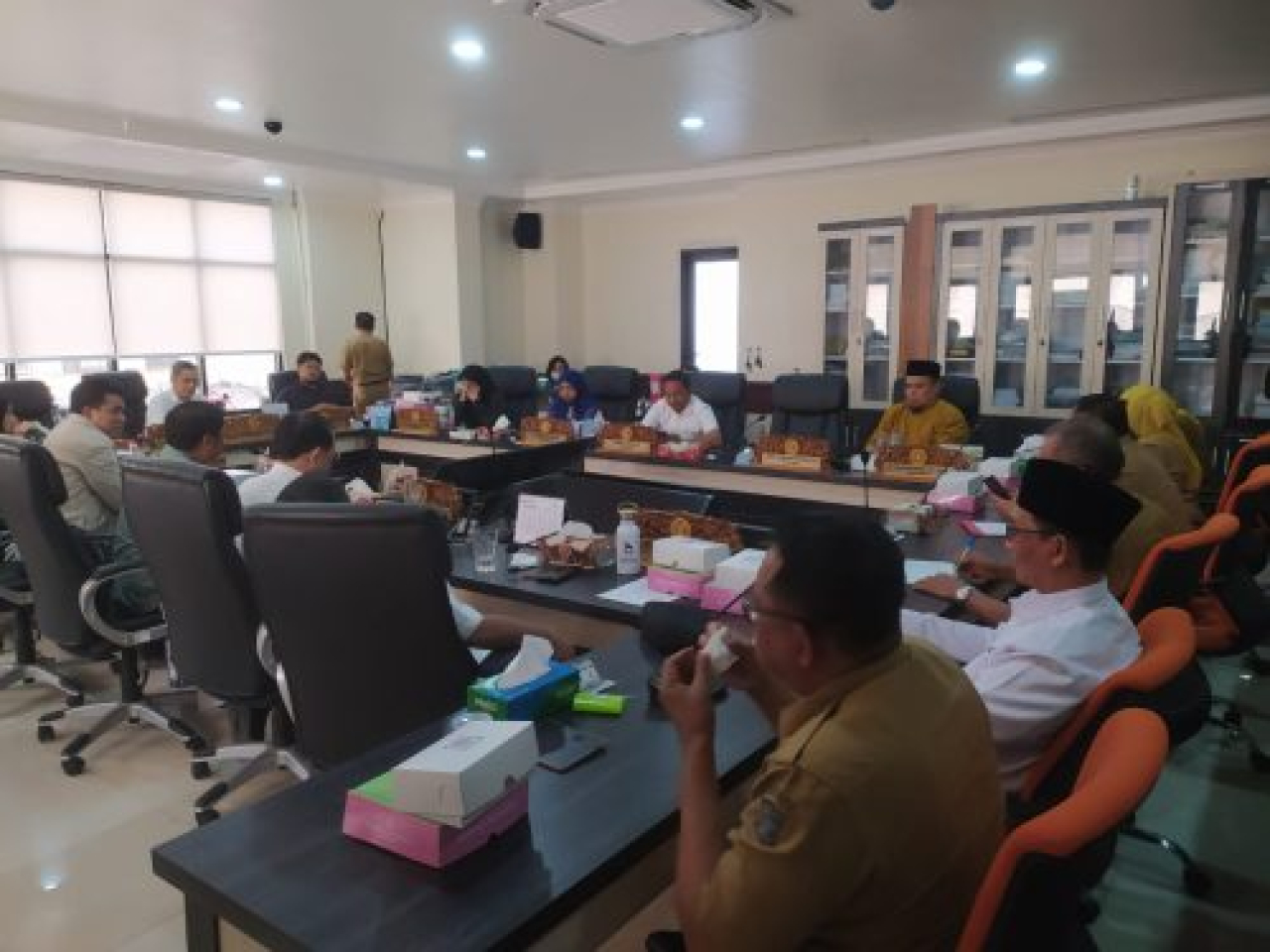 Rapat koordinasi bersama Badan Amil Zakat Nasional (Baznas) Kota Surabaya di gedung DPRD, Senin (6/10/2025).