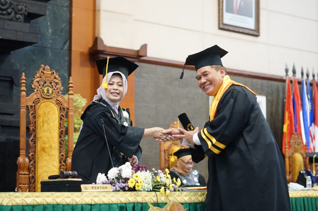 Anggota Komisi VII DPR RI, Ir. Bambang Haryo Soekartono, M.I.Pol. (BHS), resmi menyelesaikan studi jenjang Magister Ilmu Politik di Universitas Wijaya Kusuma Surabaya (UWKS).