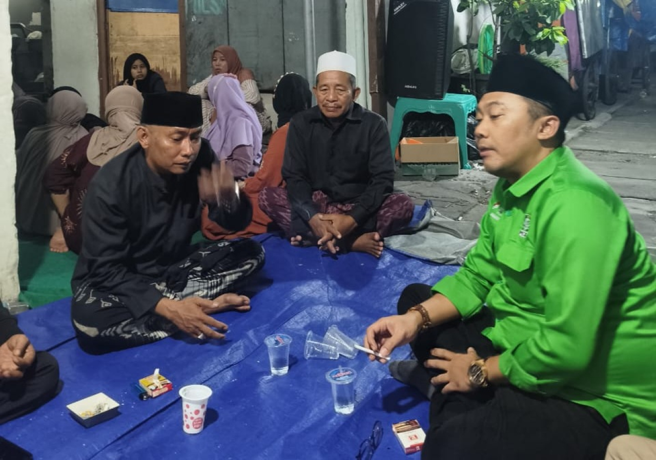 Mohammad Faridz Afif, Wakil Ketua DPC PKB Surabaya, mengunjungi rumah duka di Bongkaran, Pabean Cantian