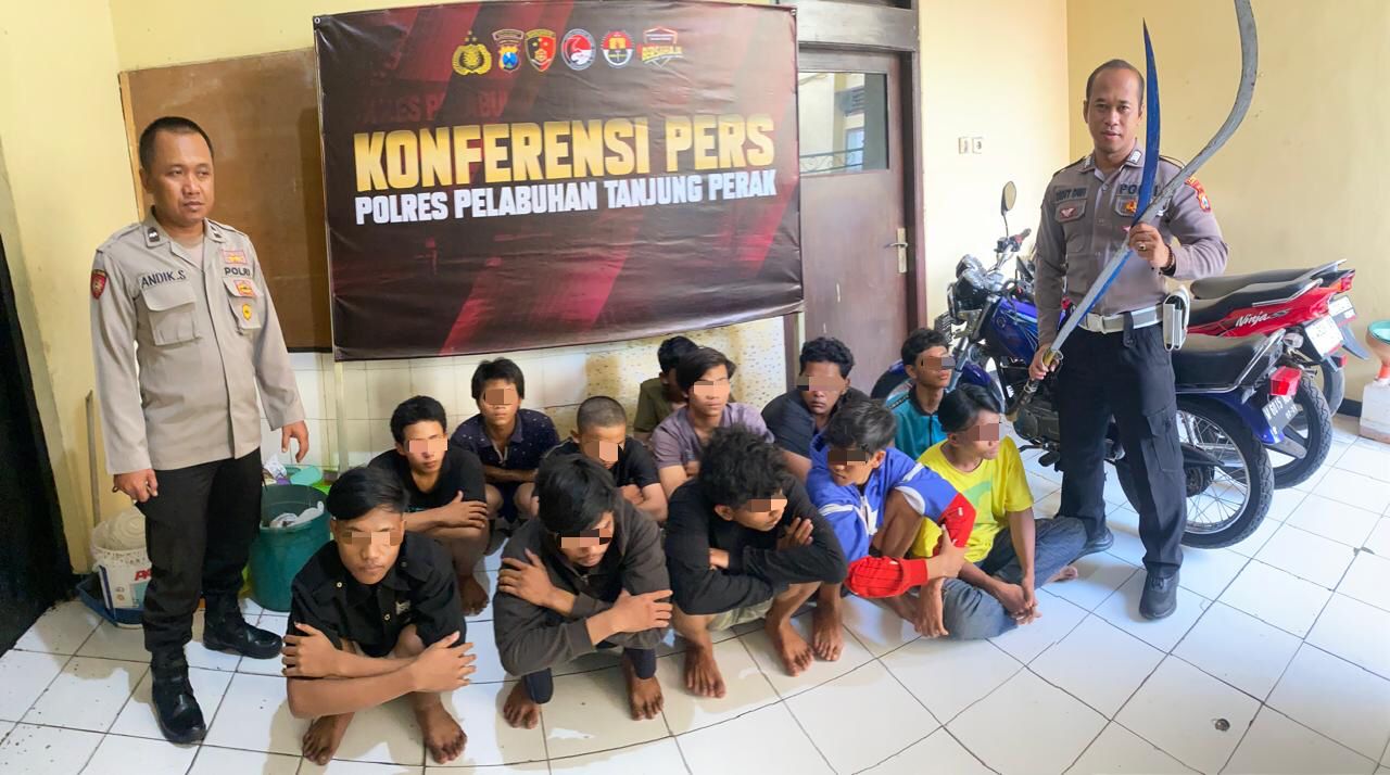 Belasan remaja diamankan di Polsek Kenjeran setelah diduga hendak tawuran di kawasan Jalan Pogot, Surabaya. Polisi juga menyita empat senjata tajam dari lokasi kejadian.