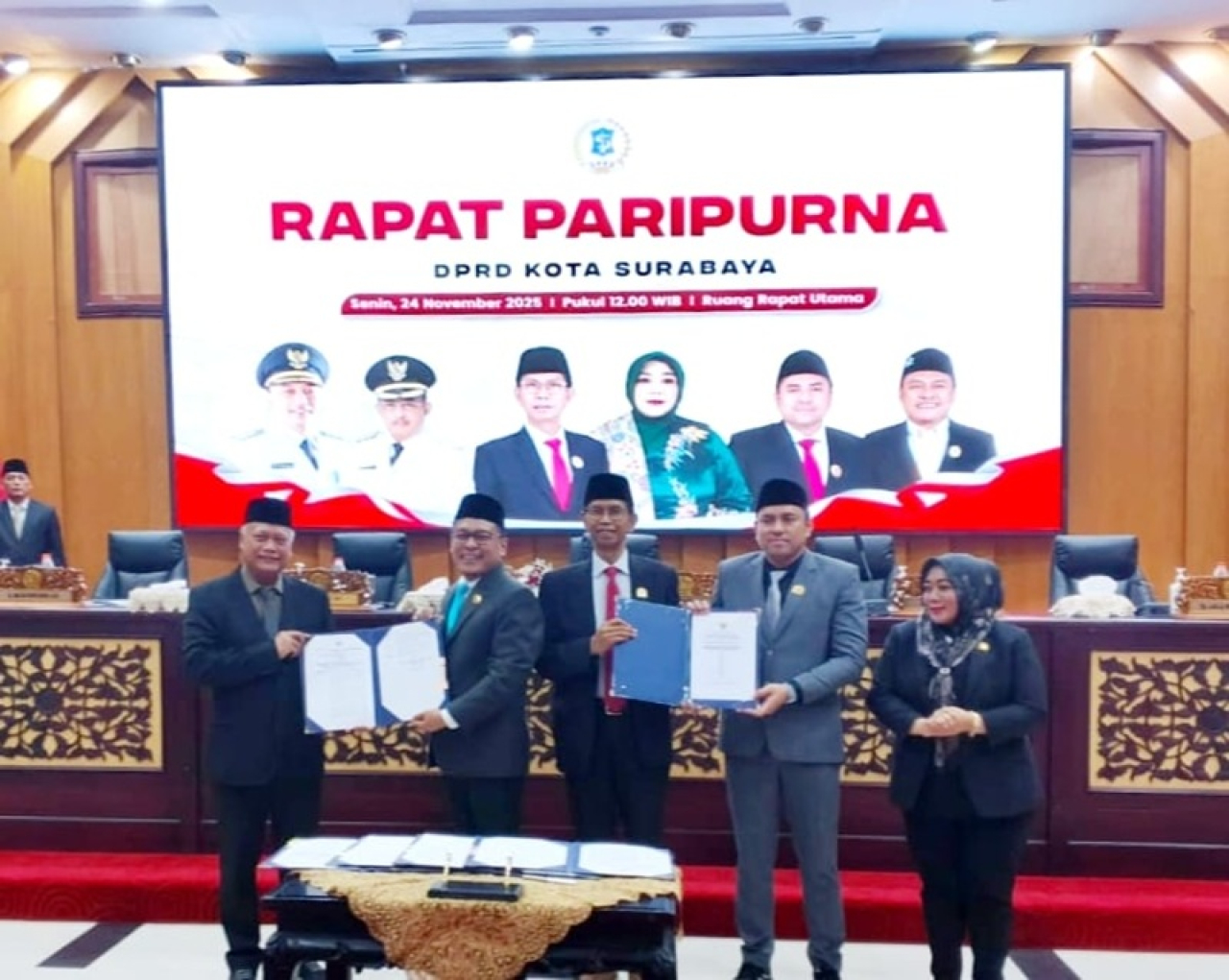 Pimpinan DPRD Surabaya bersama Sekda Surabaya