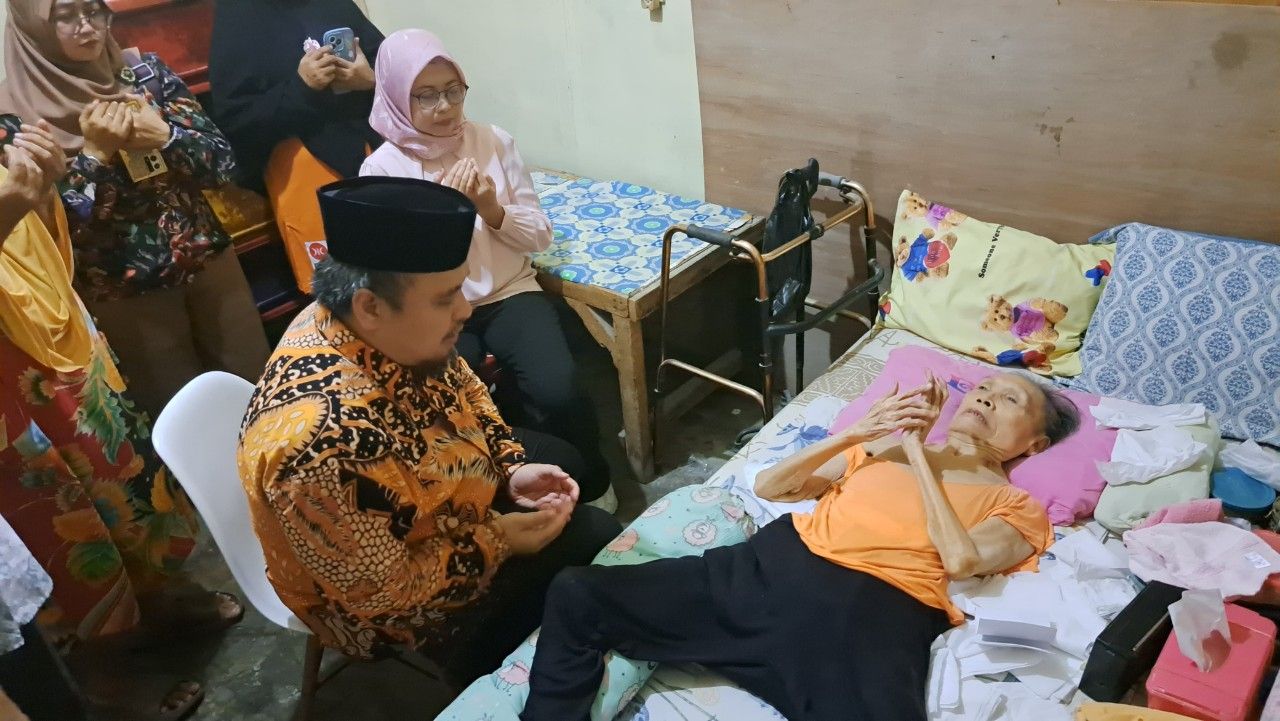 Anggota Komisi D DPRD Kota Surabaya, Johari Mustawan (Bang Jo) menjenguk Lansia penderita stroke di Dukuh Pakis,