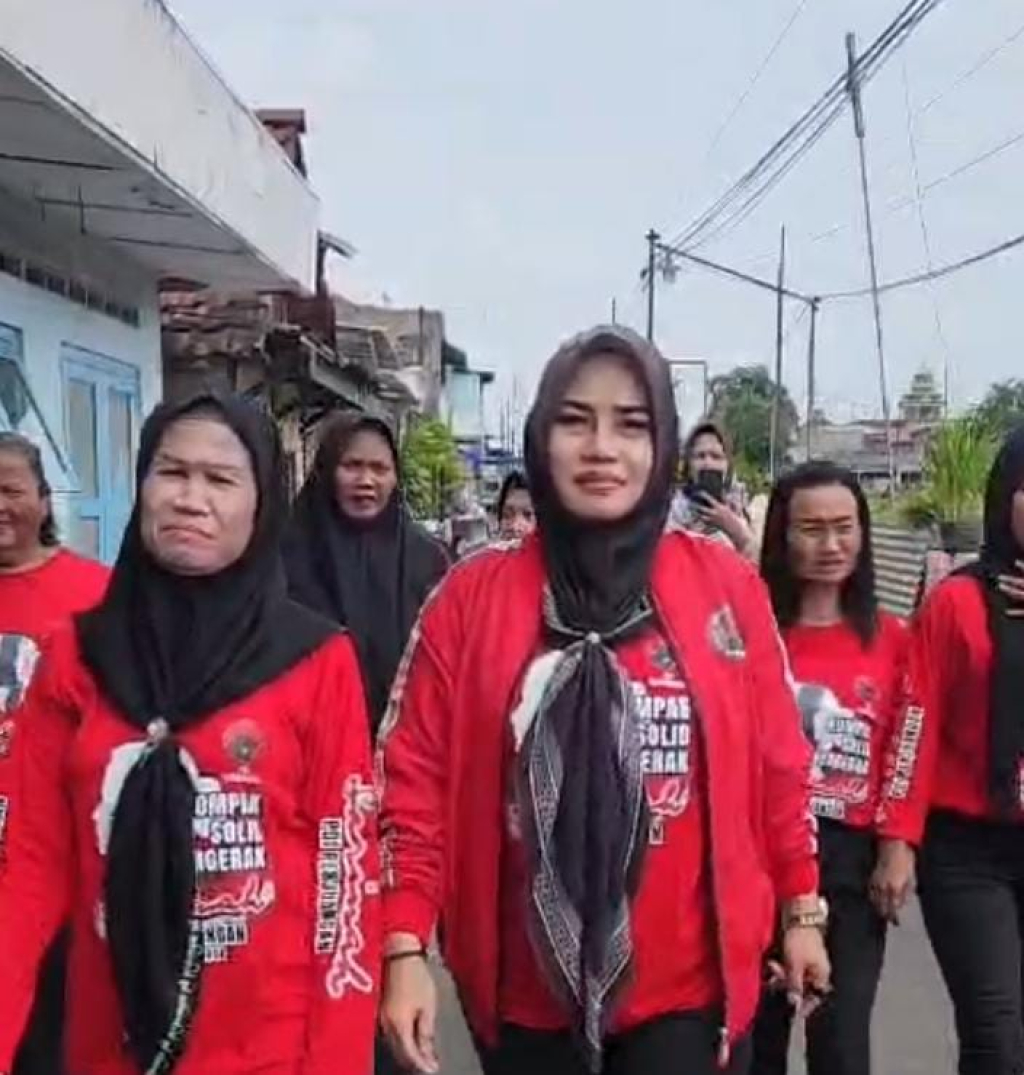 Ketua Sarinah PDI Perjuangan Kota Surabaya, Norma Yunita, meninjau proses Rutilahu milik warga di Jalan Ngaglik DKA