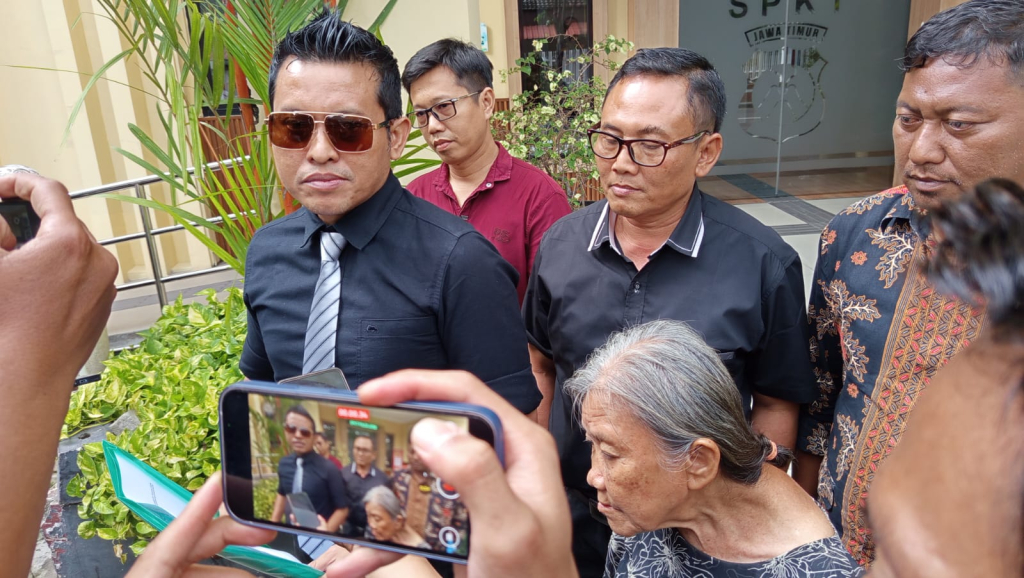 Nenek Elina bersama kuasa hukumnya membuat laporan ke Polda Jatim