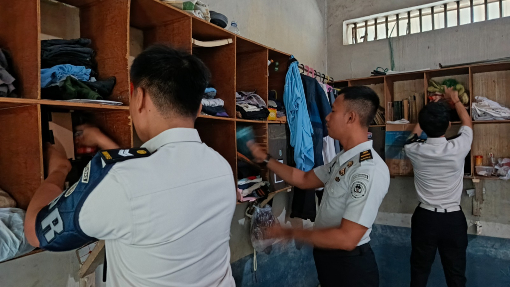 Petugas Rutan Kelas II B Gresik sedang melalukan razia