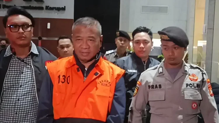Baca juga : KPK Geledah Sejumlah Kantor di Tulungagung, Amankan Uang Tunai Rp95 Juta