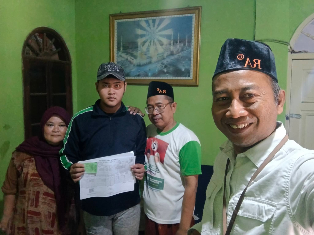 Tim khusus Reni Astuti, anggota DPR RI Komisi X membantu siswa SMK swasta di Surabaya