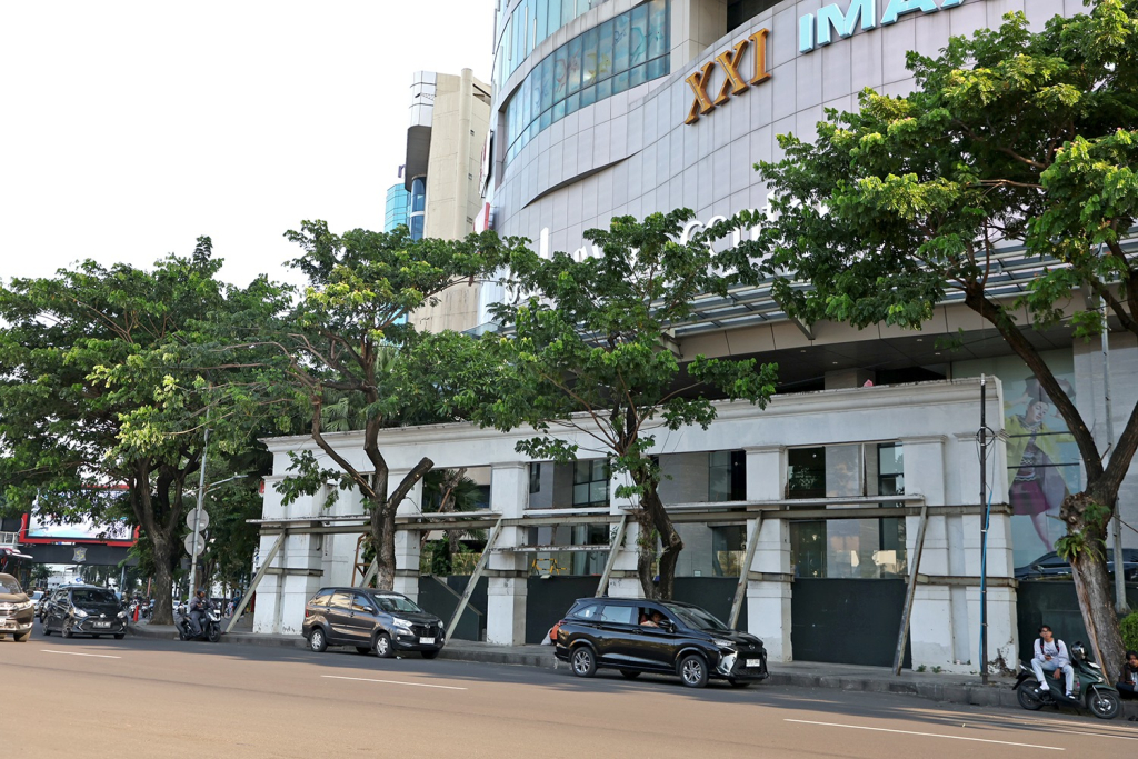 Fasad Eks Toko Nam di depan Tunjungan Plaza