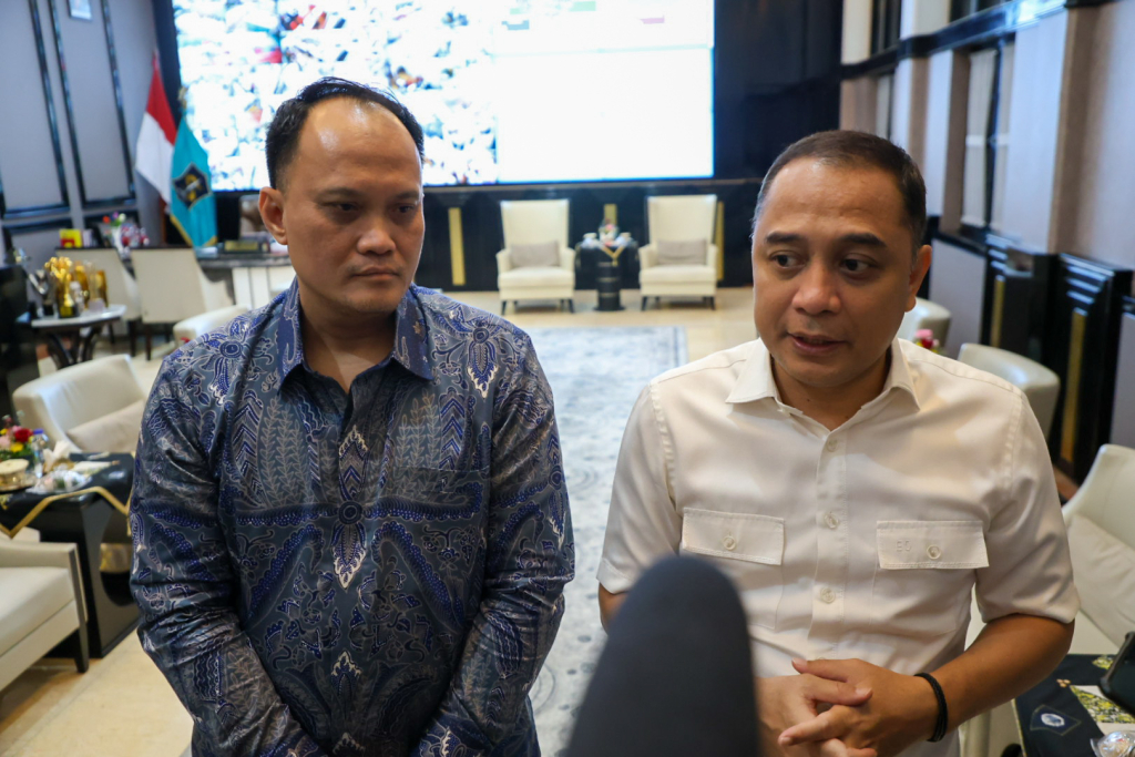 Direktur Pelacakan Aset, Pengelolaan Barang Bukti, dan Eksekusi (Labuksi) KPK, Mungki Hadipratikto, bersama Wali Kota Surabaya Eri Cahyadi