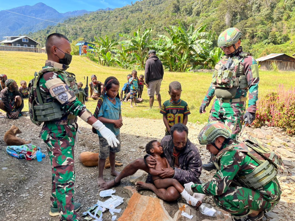 Anggota TNI melakukan penjagaan di Distrik Sinak, Kabupaten Puncak,