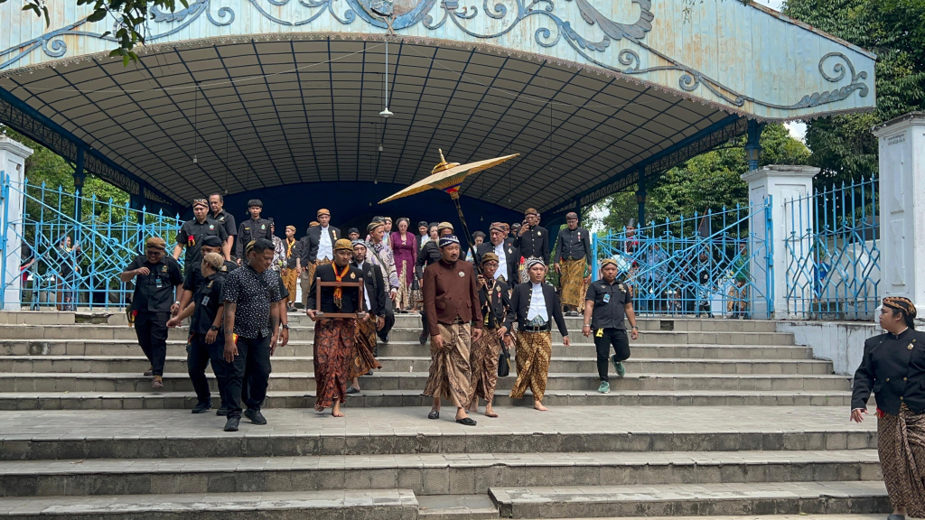 Pakubuwono XIV Hangabehi memimpin prosesi Grebeg Besar Iduladha 2026 Karaton Surakarta Hadiningrat yang dipadati ribuan masyarakat dan diwarnai pembagian gunungan serta sapi kurban untuk warga.