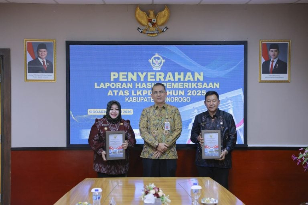 Plt. Bupati Ponorogo, Lisdyarita, bersama Ketua DPRD Ponorogo menyerahkan LKPD Unaudited 2025 ke BPK Jatim