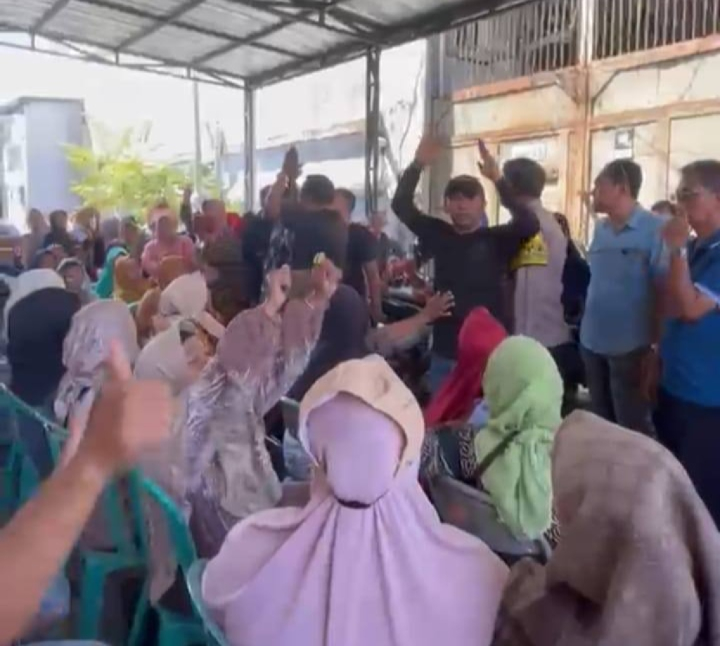 Nampak kegaduhan pedagang dalam sesi pengundian lapak yang berakhir buntu.