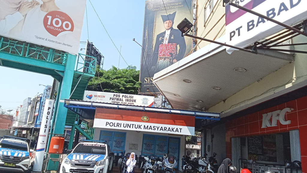 Pemasangan baliho bergambar Sinuhun Pakubuwono XIV tersebar di berbagai kabupaten/kota di Jawa Tengah dan Jawa Timur