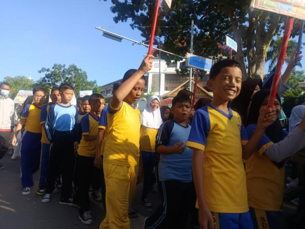 Pelajar sekolah dasar mengikuti pawai dukungan terhadap Program Makan Bergizi Gratis (MBG) di Kota Batam, Kepulauan Riau