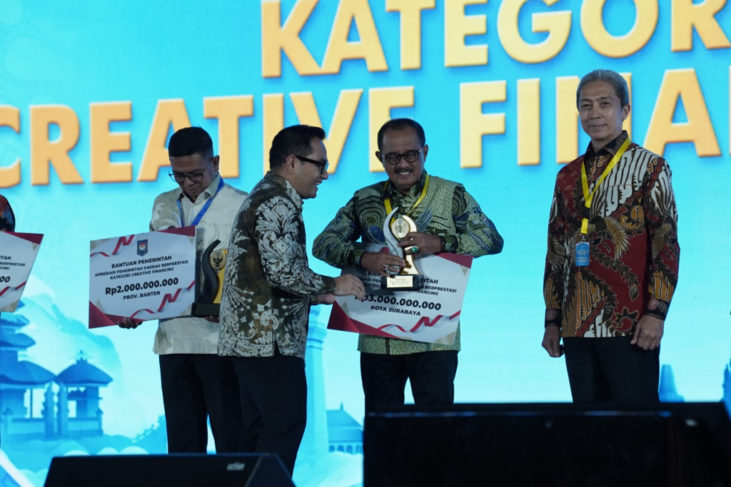 Pemkot Surabaya Borong Dua Penghargaan Kemendagri