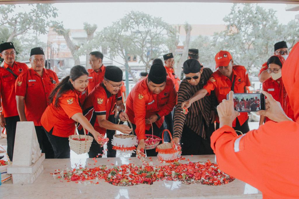 Jelang HUT RI, Kader PDIP Surabaya Ziarah Ke Makam WR Supratman Dan Dr. Soetomo