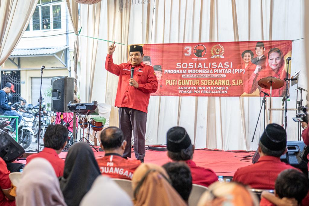 Kader PDIP Bagikan PIP Puti Guntur Soekarno di Krembangan, Achmad Hidayat : Wujudkan Generasi Emas