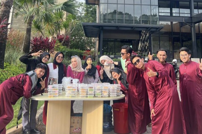 Terus Menebar Kebaikan : Ksatria Batam Dan Anfero Global Mineral Berbagi Takjil