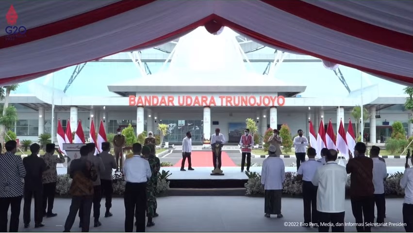 Resmikan Bandara Trunojoyo, Presiden: Tingkatkan Daya Saing dan Gerakkan Ekonomi Masyarakat