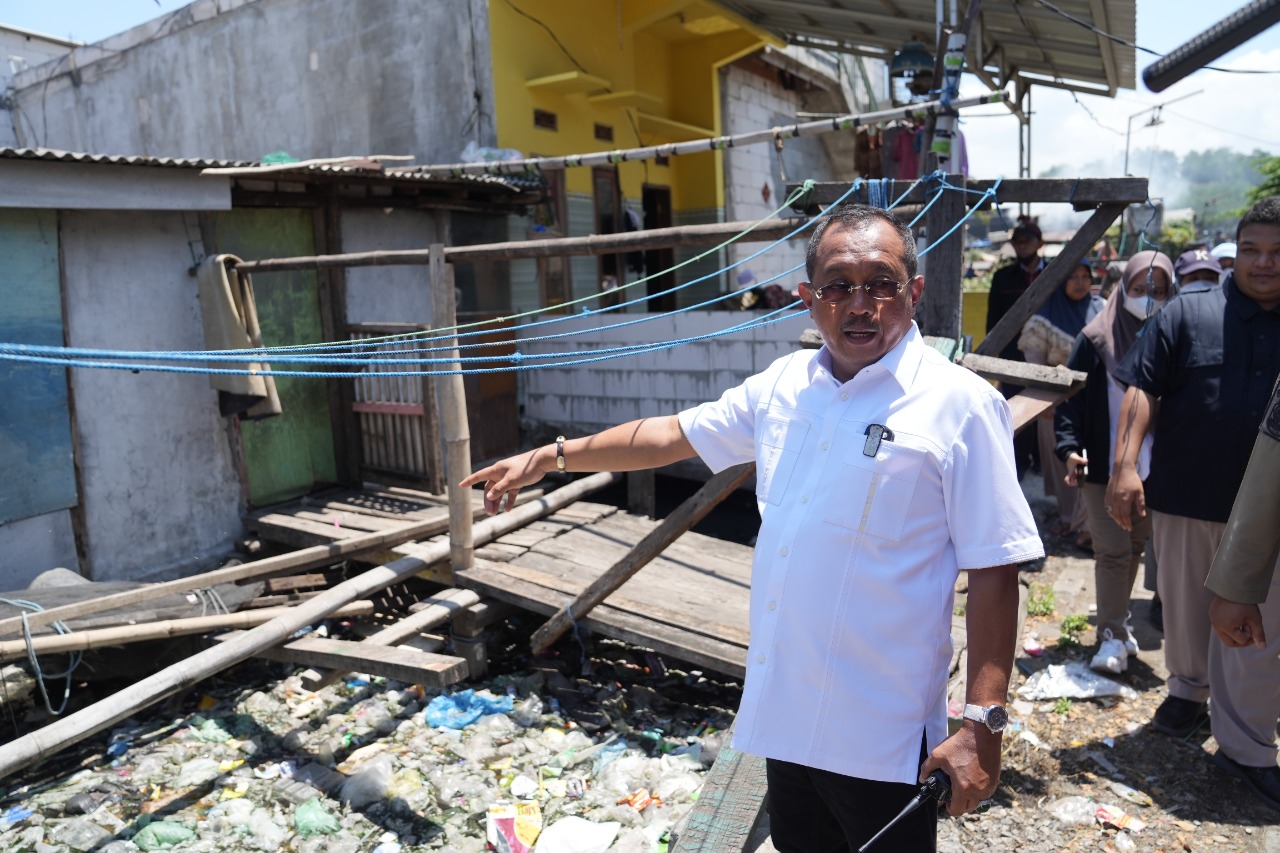Temui Aliran Tersumbat Sampah, Wakil Walikota Surabaya Armuji Geram