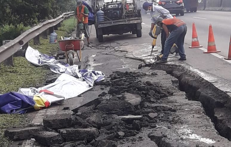 Hati-hati, Jalan Tol Surabaya-Gempol Ambles
