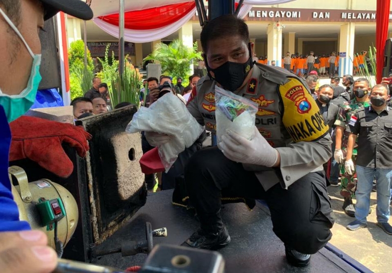 Polda Jatim Musnahkan Barang Bukti Narkoba dan Miras sepanjang Tahun 2021