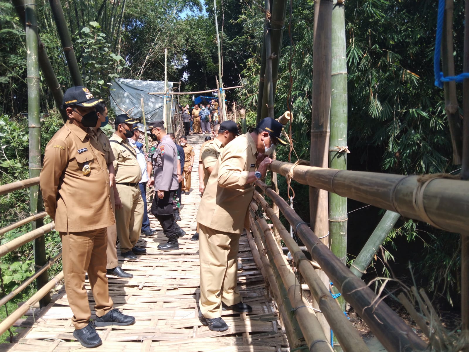 Periksa Jembatan Darurat Dari Bambu, Bupati Tulungagung : Jangan Sampai Roboh Dan Makan Korban