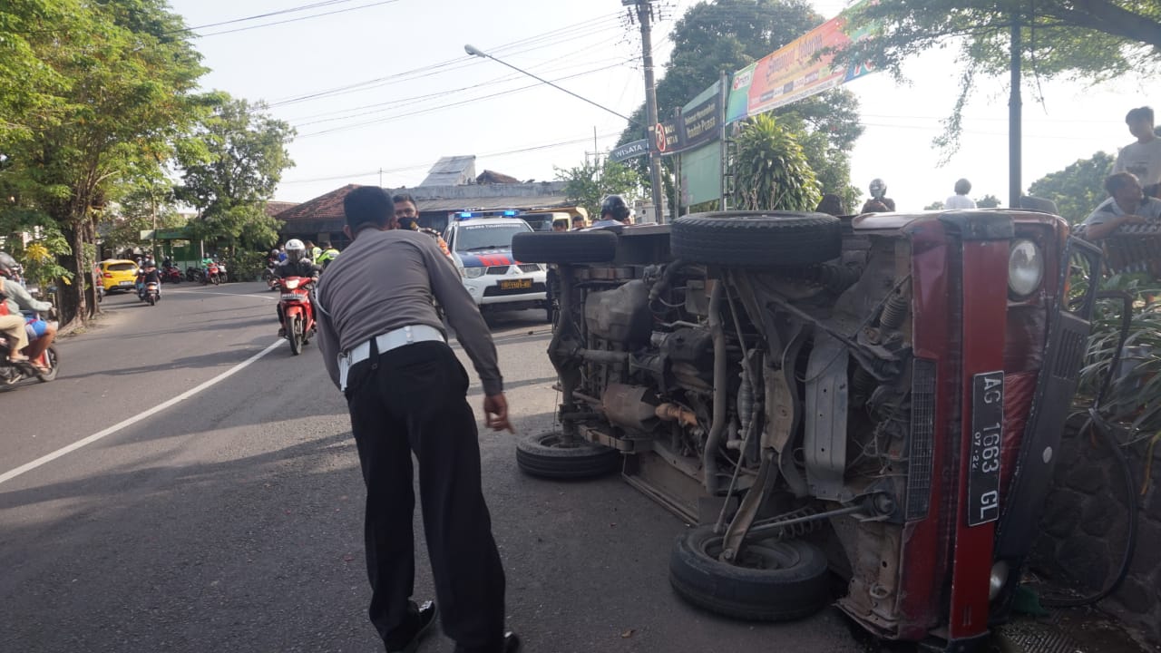 Gegara Rem Blong mobil Hijet Tabrak Pasutri Dan Terguling