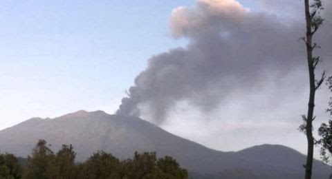 Gunung Raung Erupsi, Banyuwangi Dihujani Abu Vulkanik