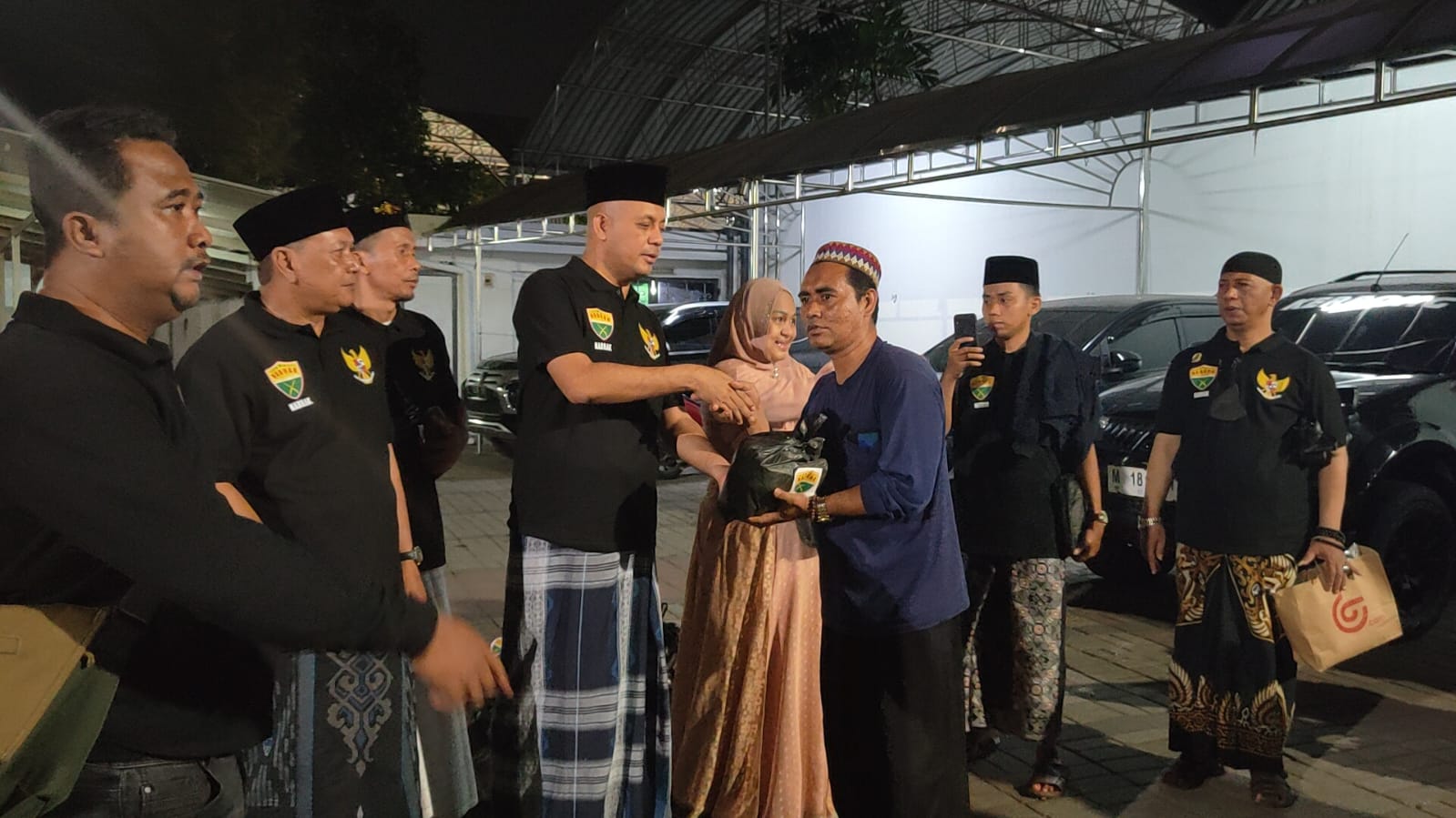 NABRAK Berbagi Sembako Di Kompleks Makam Sunan Ampel