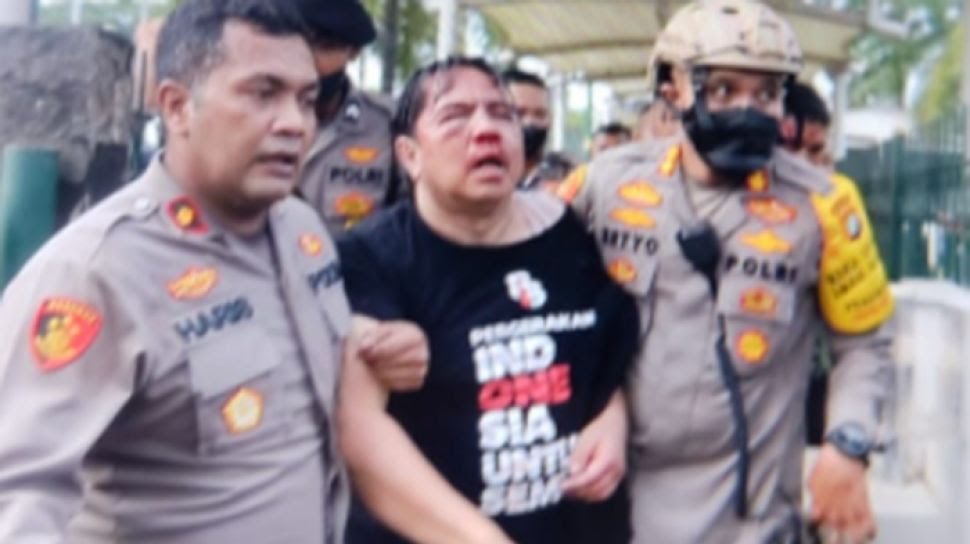 Ade Armando Dianiaya Massa saat Ikut Demo Mahasiswa di Depan Gedung DPR
