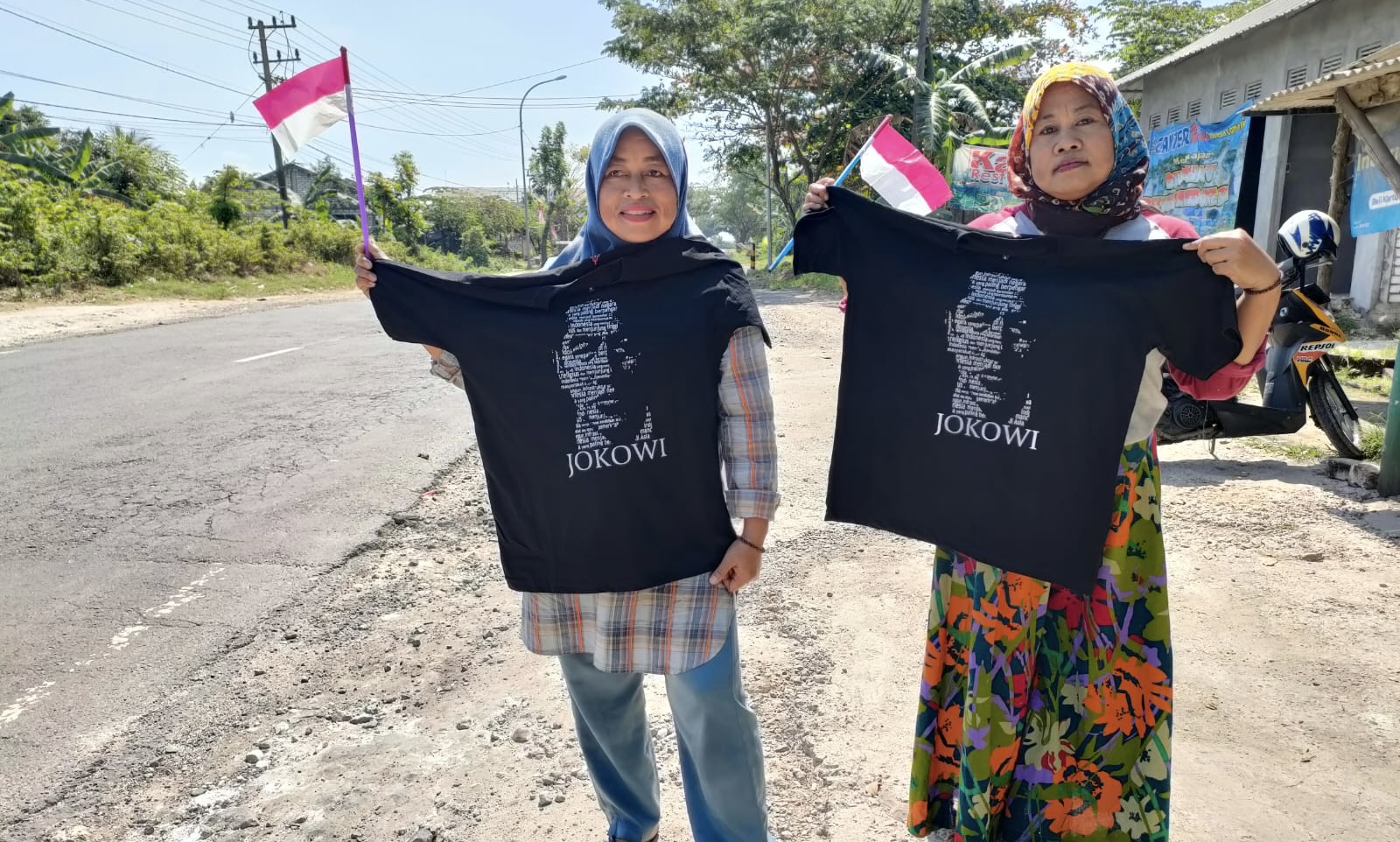 Rela Kepanasan Demi Bertemu Jokowi, Dua Wanita Di Gresik Dapat Kaos