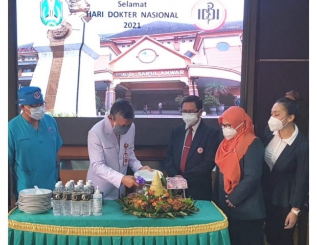 Gubernur Jatim Khofifah Kirim Tumpeng ke RS: Terimakasih atas Dedikasi dan Perjuangan Dokter Indonesia