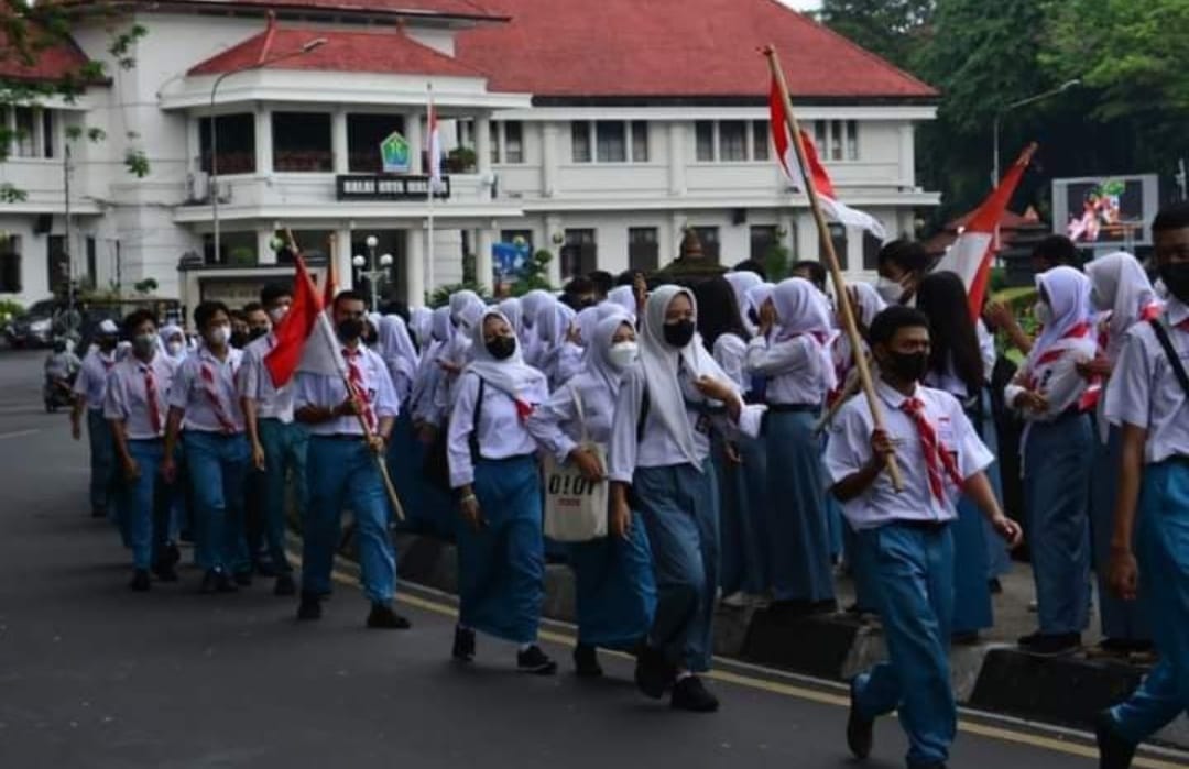 Ribuan Pelajar SMA Di Malang Kibarkan Merah Putih Kelilingi Bundaran Tugu Rayakan Hari Pancasila