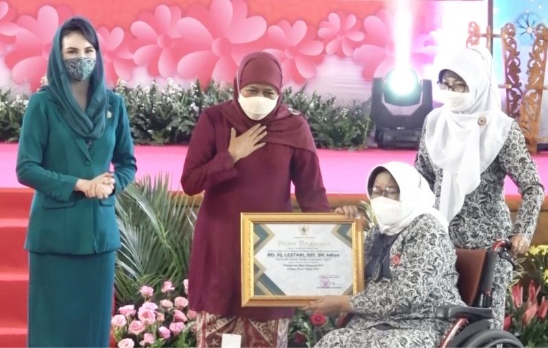 Peringatan Hari Ibu ke-93, Gubernur Jatim Beri Penghargaan kepada Perempuan dan Kepala Daerah