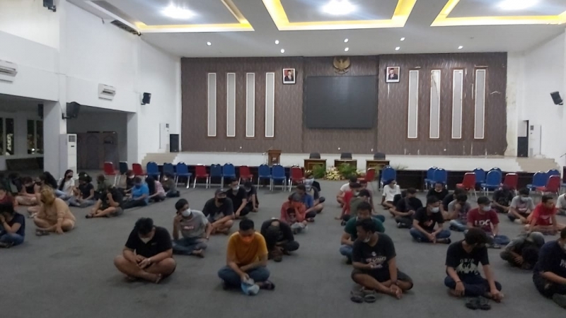 Puluhan Pengunjung dan Pegawai Karaoke di Surabaya Terjaring Razia