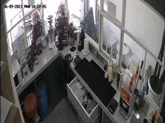 Pencurian HP di Kedai Kopi Surabaya Terekam CCTV, Modusnya Begini